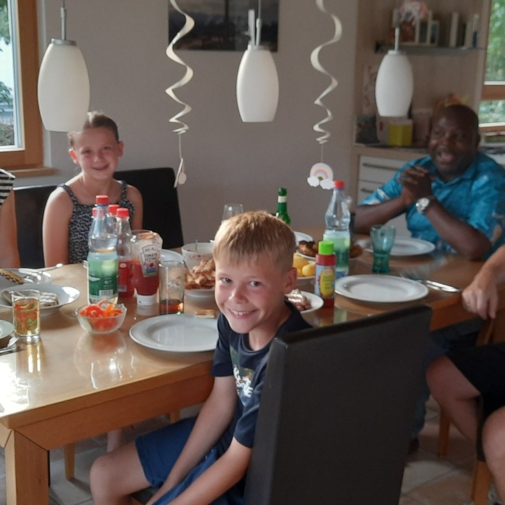 Grillabend bei Fam. Baumann mit Pater Leonard